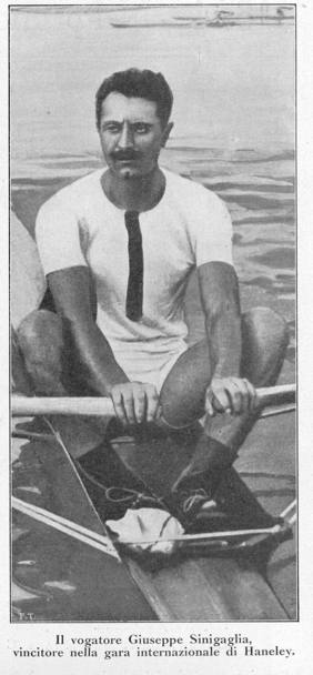 Il canottiere comasco Giuseppe Sinigaglia in una foto tratta da “L’Illustrazione Italiana” del 12 luglio 1914: dopo la vittoria nella Diamond’s Scull, nel Regno Unito. Archivio Gazzetta